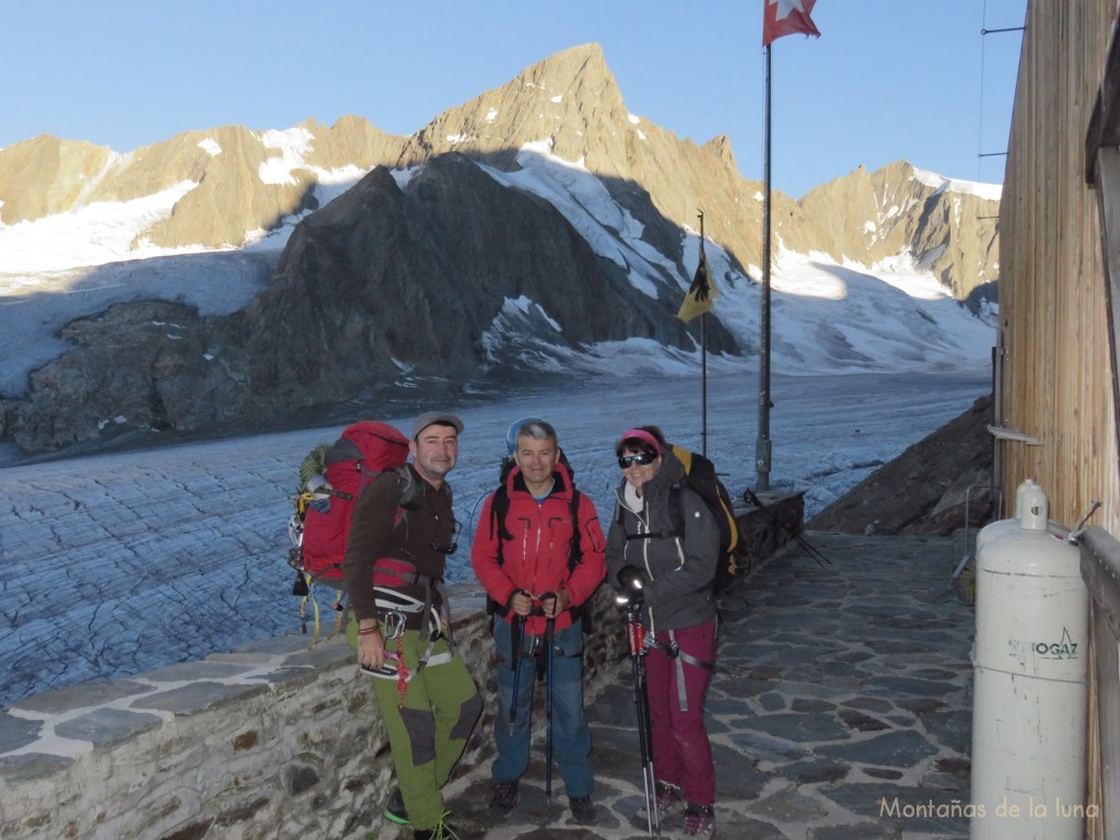 Joaquín, Luis y Olga saliendo del Refugio Finsteraarhorn, abajo el Glaciar Fiesch, detrás el Grünhorn